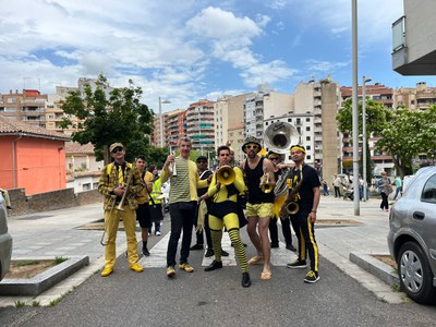 Quarta jornada del festival Enre9, aquest diumenge, amb El Carrer és Nostre, d'Always Drinking Marching Band..