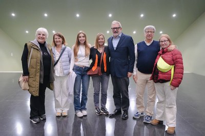 L'alcalde, Fèlix Larrosa, i la 4a tinenta d'alcalde, Carme Valls, amb els familiars de Jaume Magre abans de l'inici del concert-espectacle.