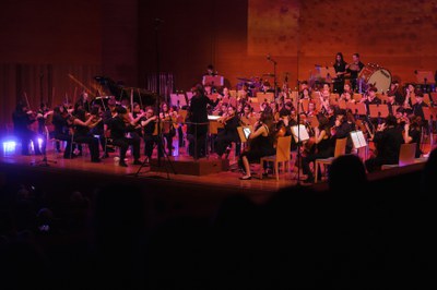 L'orquestra simfònica formada per una vuitantena de joves alumnes dels conservatoris i escoles de música de Lleida, sota la direcció de Dolors Ricart….