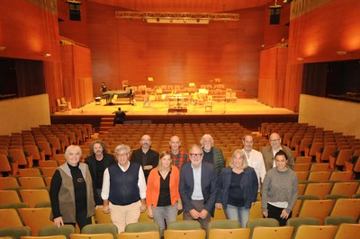 L'alcalde, Fèlix Larrosa i la 4a tinenta d'alcalde, Carme Valls, acompanyats de familiars de Jaume Magre, els exregidors de Cultura Jaume Rutllant i ….