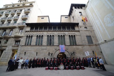 A Real Banda de Gaitas de Deputación de Ourense davant de la Paeria.
