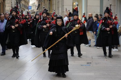 La cercavila dels gaiters gallecs va recórrer el carrer Major de Lleida.