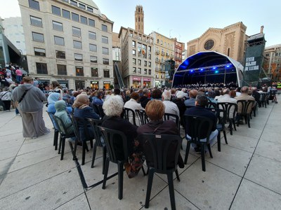 La plaça Sant Joan, de gom a gom, en el concert “El Rock i el Pop” de la Banda Municipal de Lleida.