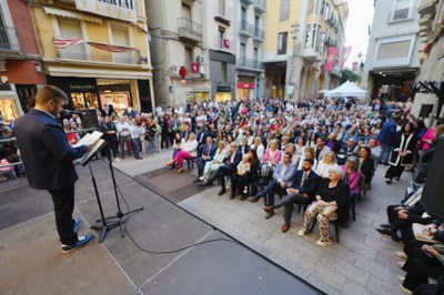 La plaça de la Paeria s'ha omplert per escoltar el pregó del cuiner lleidatà Gonzalo Ferreruela..