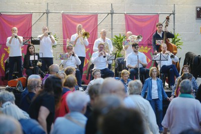 Ballada de ardanes amb La Cobla Tàrrega, a la plaça de la Paeria..