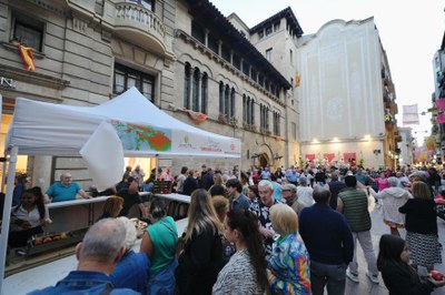 Tast gastronòmic, amb porcions de fruita a la brasa, amb mel i canyella, abans del pregó de les Festes de la Tardor..