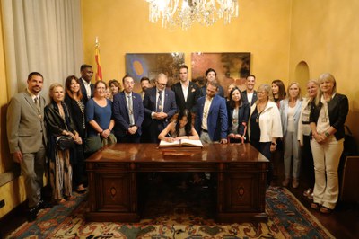L'alcalde de Lleida, Fèlix Larrosa, acompanyat dels membres de la Corporació Municipal, ha presidit la recepció de la pregonera, Ares Teixidó, a la P….
