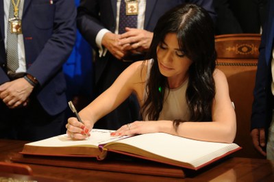 L’actriu, col·laboradora i presentadora de televisió, Ares Teixidó, ha signat al Llibre d'Honor de la Paeria com a pregonera d'enguany de les Festes ….