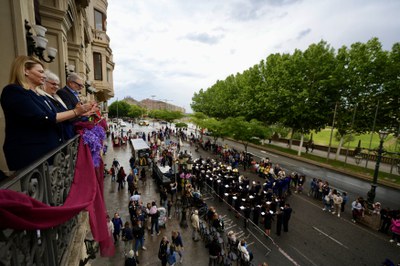 Salutació del paer en cap, Fèlix Larrosa, i els membres de la Corporació Municipal, al balcó de la Paeria, a la Desfilada de Lluïment..