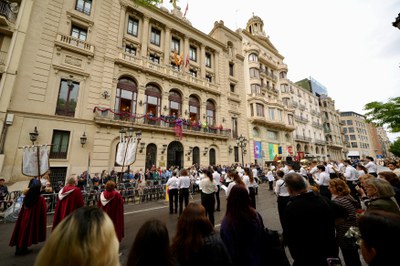 La Festa de Moros i Cristians ha fet la Desfilada de Lluïment, tot i la pluja, amb salutació davant de la Paeria..