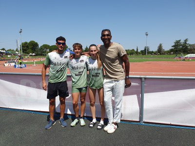 El regidor d'Esports, Jackson Quiñónez, amb Mariona Armero i Marc Sola, corredors de 300 metres, i el seu entrenador, Tarán Vidal, del Club Aldahra L….