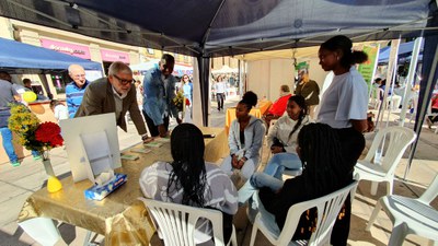 L'alcalde, Fèlix Larrosa, i el regidor de Cooperació, Jackson Quiñónez, visiten una de les associacions senegaleses de la ciutat.