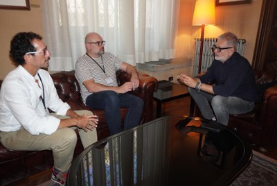 L'alcalde Larrosa amb el president de la Federació de Grups amateurs de Teatre de Catalunya, Toni Font, i el director de la companyia Teatre del Tali….