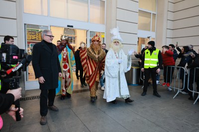 Els Reis, amb l'alcalde, sortint de l'Estació de Lleida Pirineus..