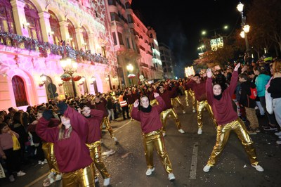 Escoles de dansa han acompanyat la comitiva reial..