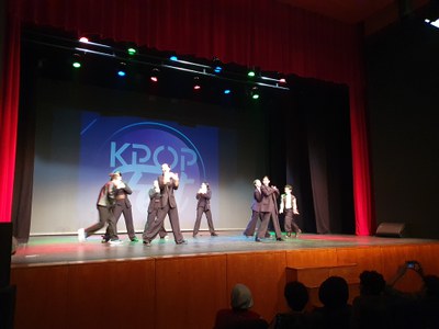 Un dels grups de dance cover que han participat en el KPOP Fest..