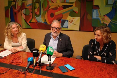 El paer en cap, Fèlix Larrosa, acompanyat de la regidora de Cultura, Pilar Bosch, ha presentat els actes de la Diada Nacional de Catalunya 2023.