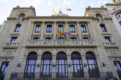 Bandera LGTBI+, a la façana de la Paeria, al pal de la bandera de la Ciutat..