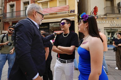 El paer en cap, Fèlix Larrosa, ha saludat membres col·lectiu LGTBI en l'acte institucional que s'ha celebrat a la plaça de la Paeria..