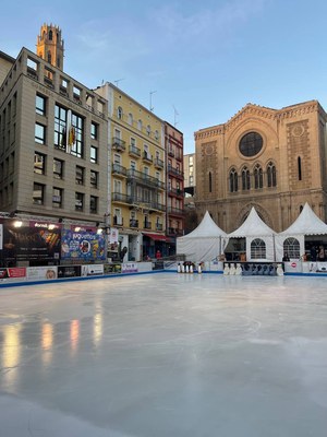 Des d'avui ja es pot gaudir de la pista de gel, a la plaça de Sant Joan.