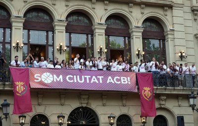 Celebració de l’ascens a l’ACB de l'ICG Força Lleida des del balcó de la Paeria..