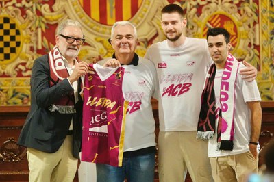 L'ICG Força Lleida ha lliurat la samarreta de l'equip al paer en cap, Fèlix Larrosa, en la recepció institucional a la Paeria..