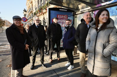 L’alcalde, Fèlix Larrosa, i la regidora de Mobilitat, Cristina Morón, esperen el nou autobús.