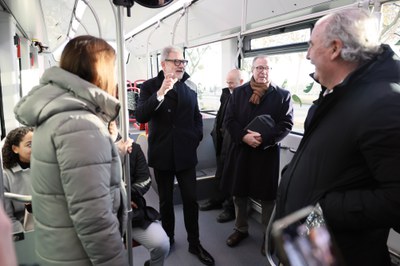 L’alcalde, Fèlix Larrosa, i la regidora de Mobilitat, Cristina Morón, han saludat els usuaris i usuàries del nou autobús.