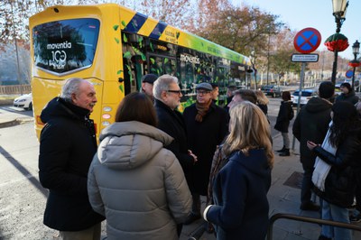 L’alcalde, Fèlix Larrosa, i la regidora de Mobilitat, Cristina Morón, amb membres de la corporació municipal i de Moventis.