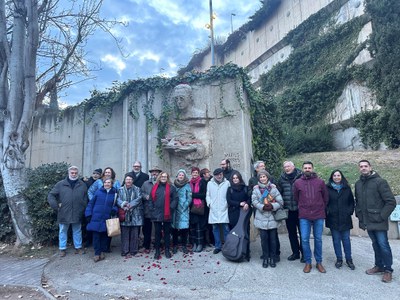 Lleida ha recordat un any més el poeta Màrius Torres al peu de la plaça que porta el seu nom i on hi ha l’escultura que l’homenatja.