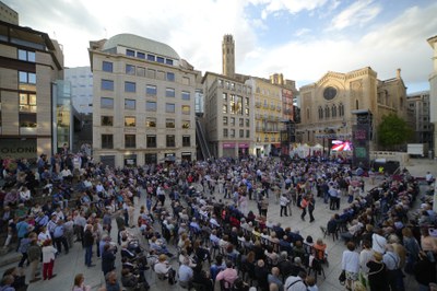 Una multitud s'ha atansat a la plaça Sant Joan per ballar amb els sons de l'Orquestra Rosaleda.