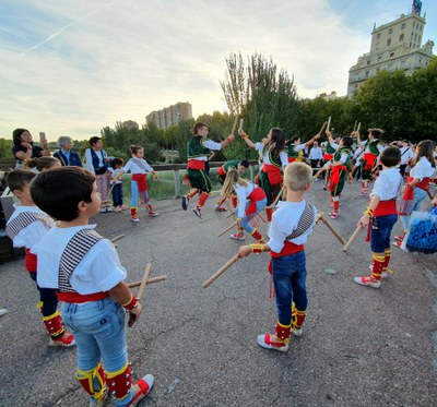 La Colla Bastonera del Pla de l'Aigua de Lleida ha estat la primera en arribar a la plaça.