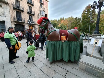 La Mulassa de Cappont i dos membres del Col·lectiu Cultural de Cappont abans de començar la cercavila.