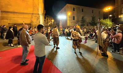 El tinent d'alcalde, Carlos Enjuanes, ha assistit a la ballada final del bestiari, a la plaça de la Catedral.