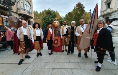 La 4a tinenta d'alcalde, Carme Valls, amb el Grup Cultural Garrigues i el Lleó de Lleida durant la plantada de les bèsties a la plaça Sant Francesc.