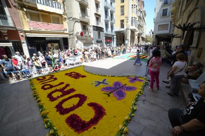 El gran mural de flors a davant del Palau de la Paeria per la celebració de les Festes del Corpus.
