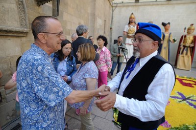 L'alcalde en funcions, Miquel Pueyo, saludo a un membre del Grup Cultural Garrigues.