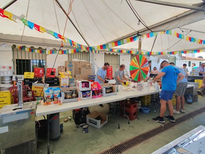 Voluntaris i voluntàries i membres de l'AV han preparat l'aperitiu.