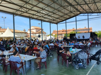 Llívia ha celebrat aquest migdia a la pista poliesportiva del barri un Vermut Rumber en viu de la mà del grup de rumba de Lleida Los Hernández.