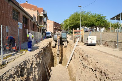 Les tasques de construcció del nou col·lector al carrer Grealó.