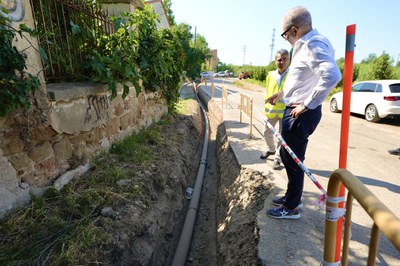 Ja s'ha començat a instal·lar la canonada que connectarà amb el sistema general d'aigües residuals de la ciutat.