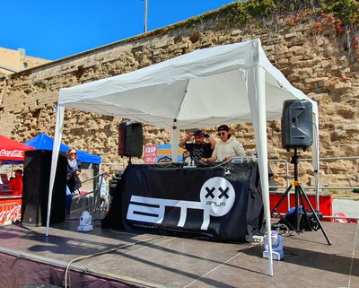 A la zona fossat de la Seu Vella hi ha un concert amb música electrònica que continuarà tota la tarda fins ben entrada la nit.