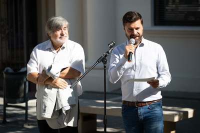 El regidor de Drets Civils, Carlos Enjuanes, i Xavier Menéndez, director general de Memòria Democràtica, durant la inauguració del plafó a l'avinguda….