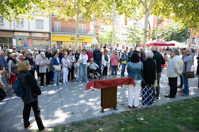 Una trentena de persones han assistit a la inauguració del plafó a la plaça del Clot de les Granotes.