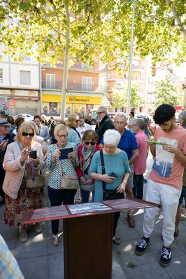 Assistents a l'acte fotografien el nou plafó de la plaça del Clot de les Granotes.