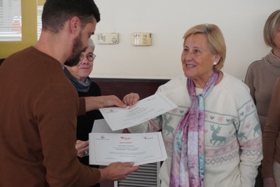 Enjuanes ha entregat els diplomes del taller de memòria.