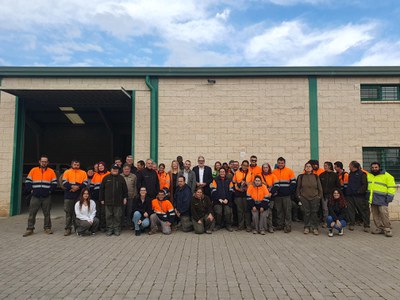 Foto de la família de la visita que la Paeria ha fet avui al Centre Especial de Treball..