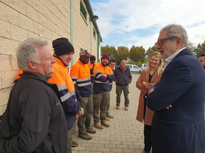 El paer en cap saluda l'equip del Centre Especial de Treball de Lleida..