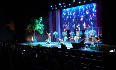 La dansa també ha tingut el seu espai en l'acte d'obertura del congrés de llevadores, aquesta tarda, a la Llotja..