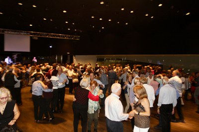 Gran èxit d’assistència en la primera sessió de les Tardes de Ball a La Llotja. I és que més de 320 persones han participat aquest diumenge en aquest esdeveniment que s’ha recuperat després de 4 anys sense celebrar-se.